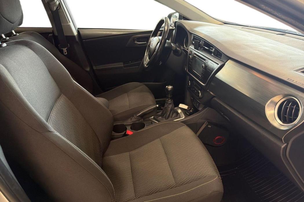 TOYOTA Auris 2015