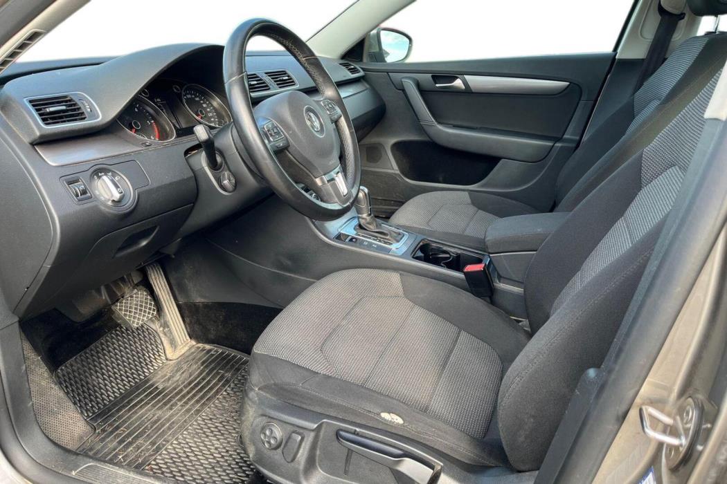 VOLKSWAGEN Passat 2012