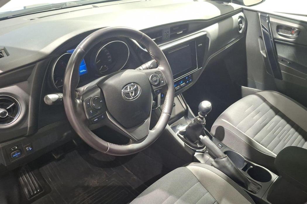 TOYOTA Auris 2015
