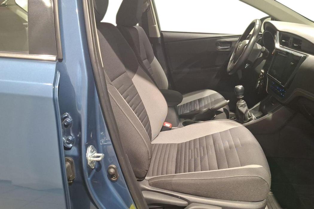 TOYOTA Auris 2015