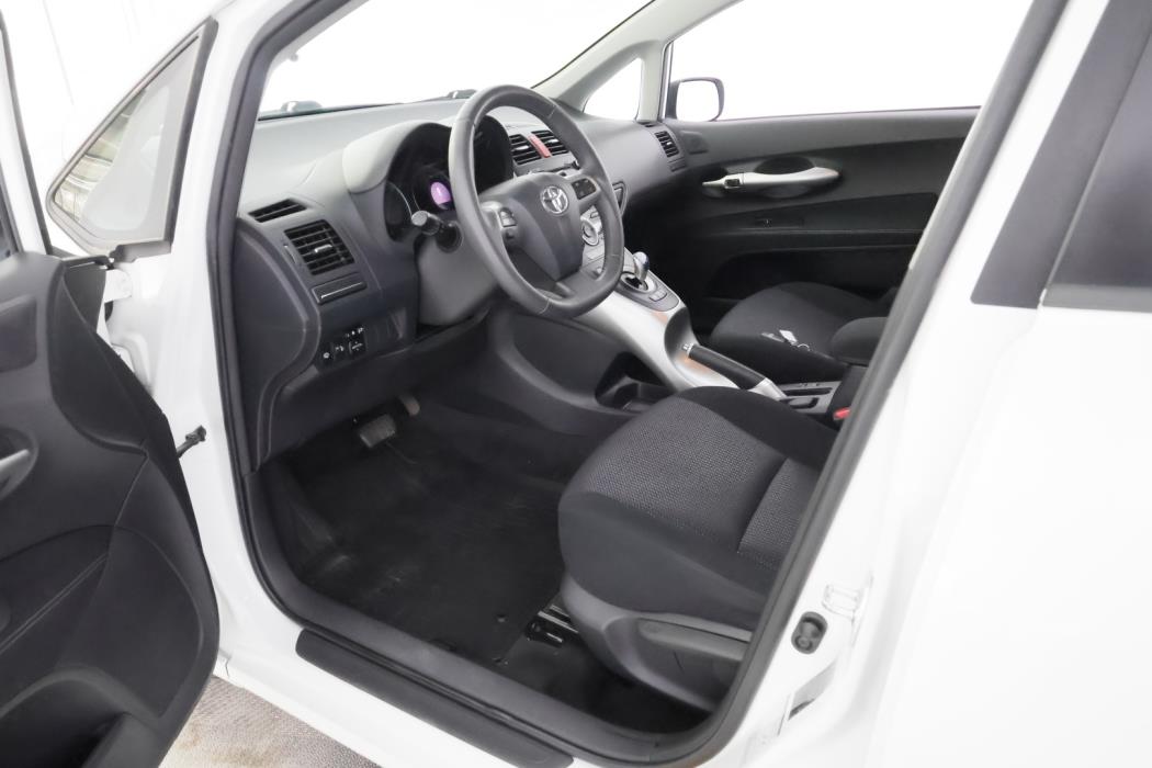 TOYOTA Auris 2012