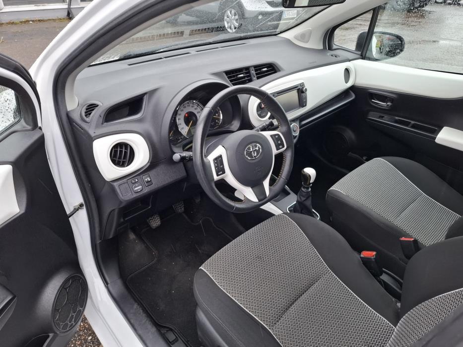 TOYOTA Yaris 2014