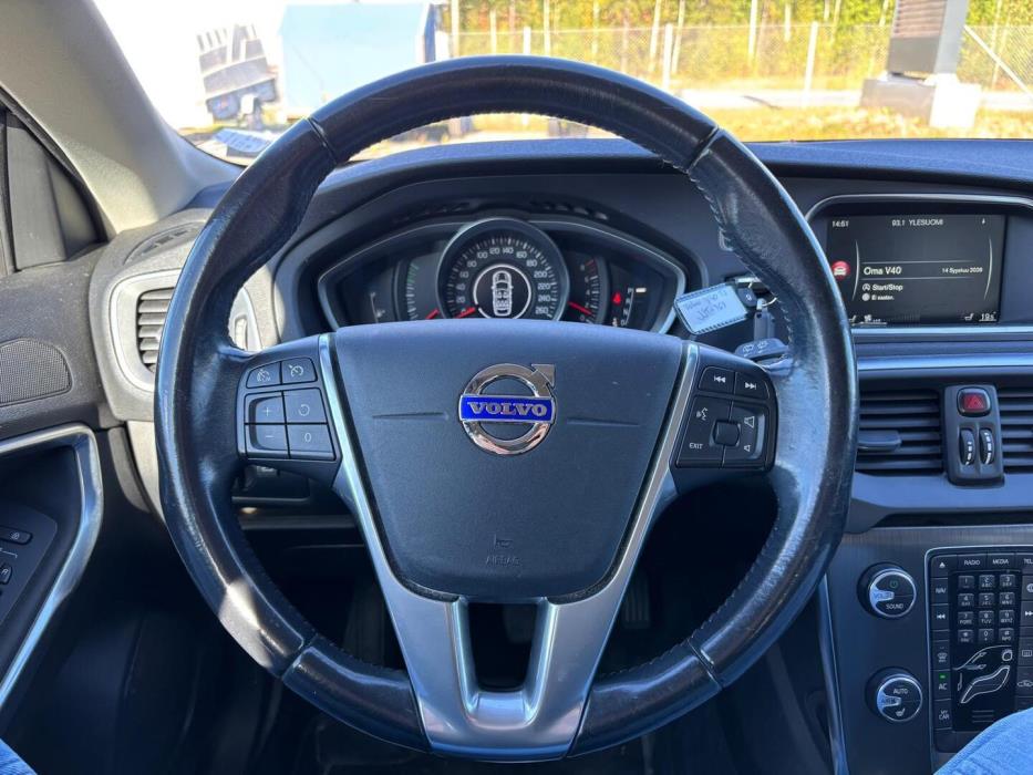 VOLVO V40 2015