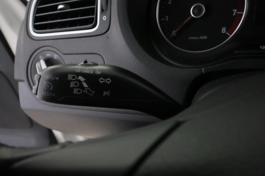 VOLKSWAGEN Polo 2012