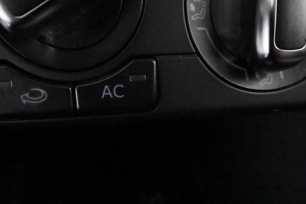 VOLKSWAGEN Polo 2012