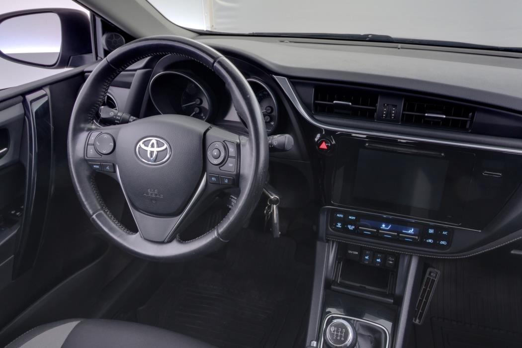 TOYOTA Auris 2015