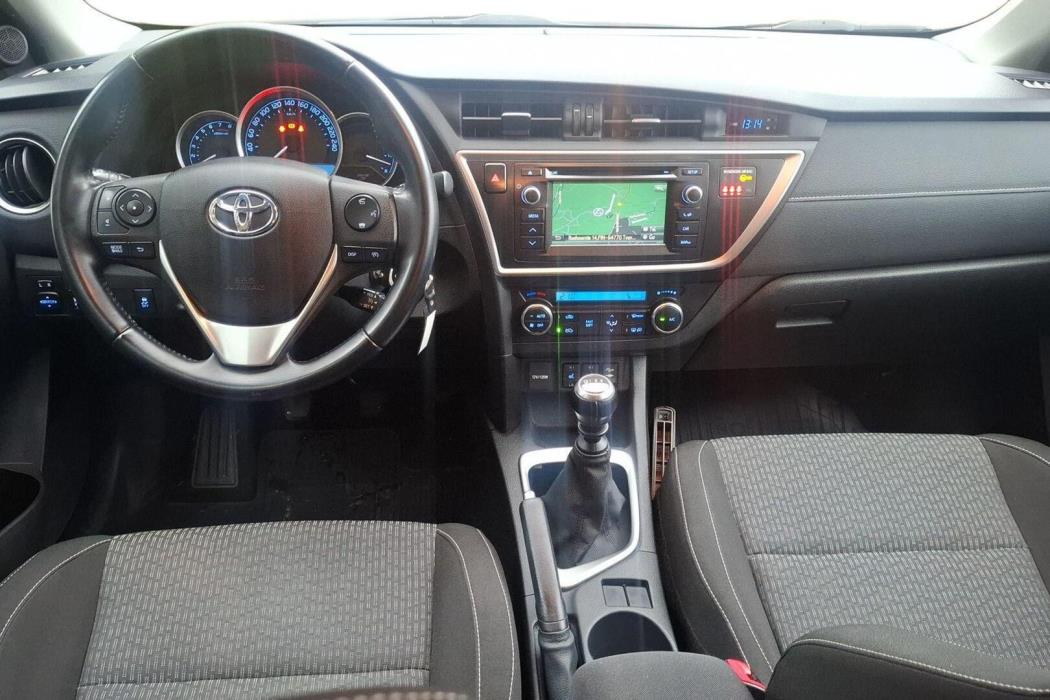 TOYOTA Auris 2015