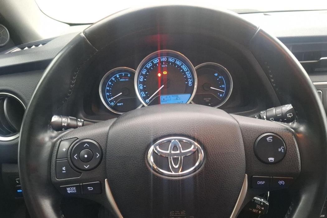 TOYOTA Auris 2015