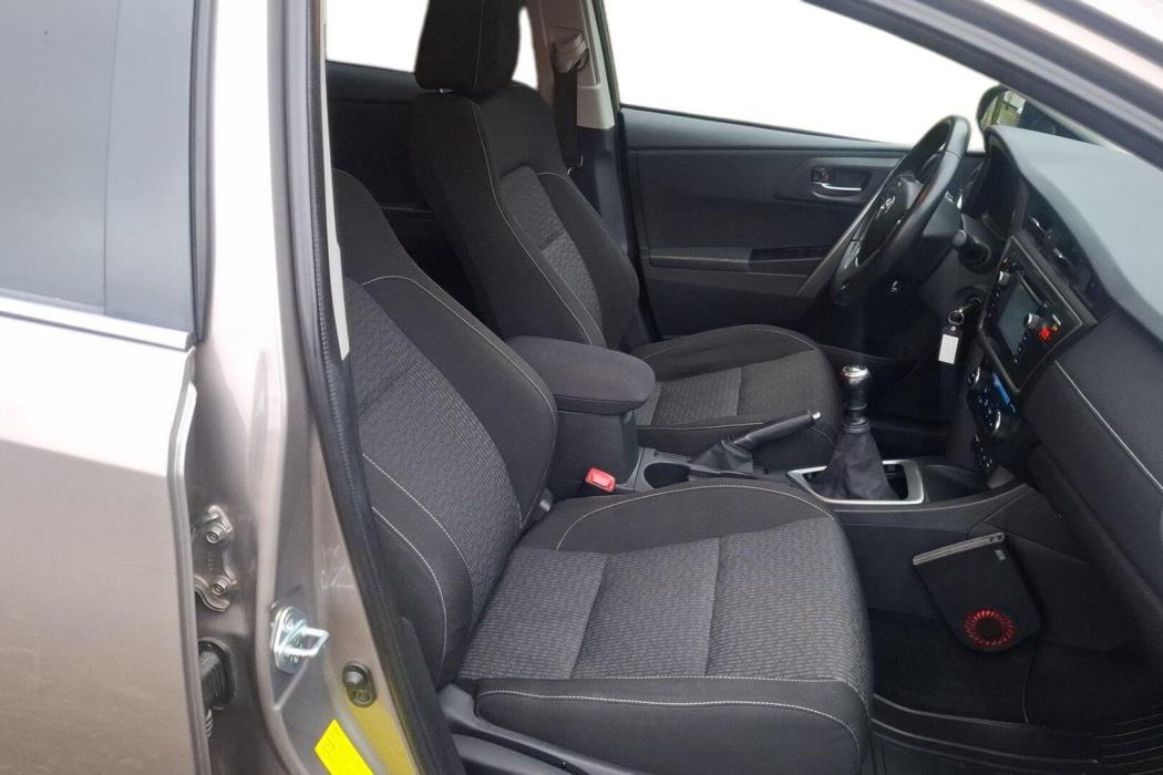 TOYOTA Auris 2015