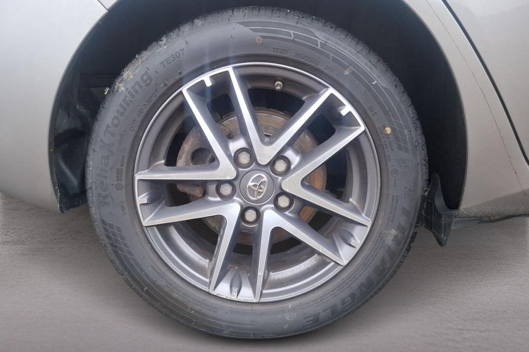 TOYOTA Auris 2015