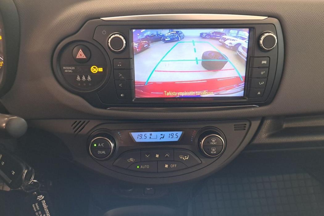 TOYOTA Yaris 2017