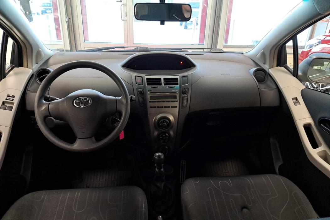 TOYOTA Yaris 2011