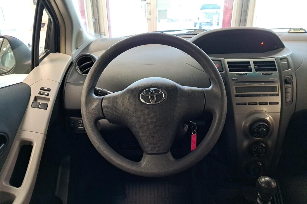 TOYOTA Yaris 2011