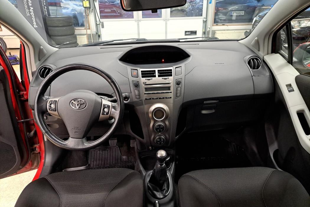 TOYOTA Yaris 2010
