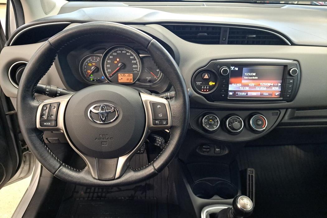 TOYOTA Yaris 2015