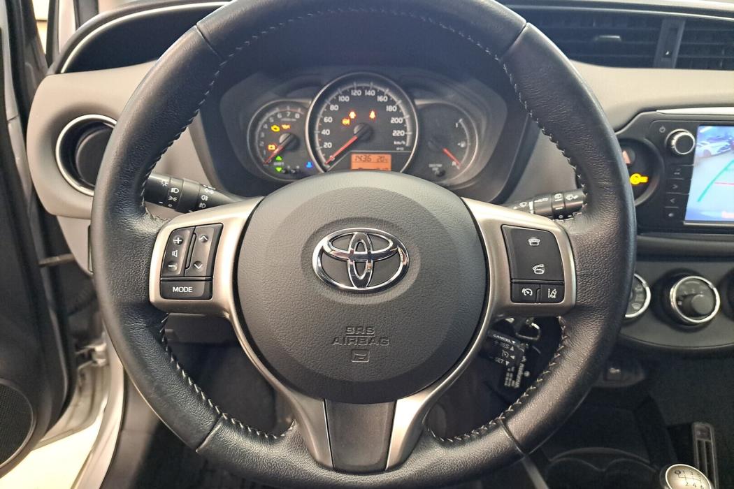 TOYOTA Yaris 2015