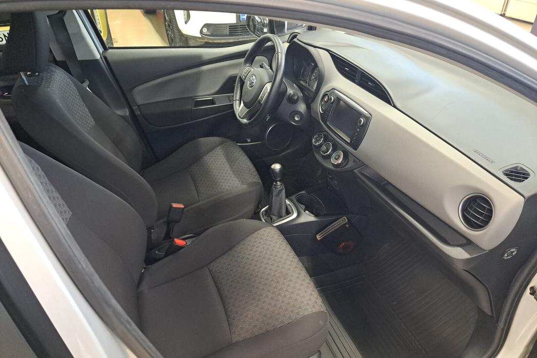 TOYOTA Yaris 2015