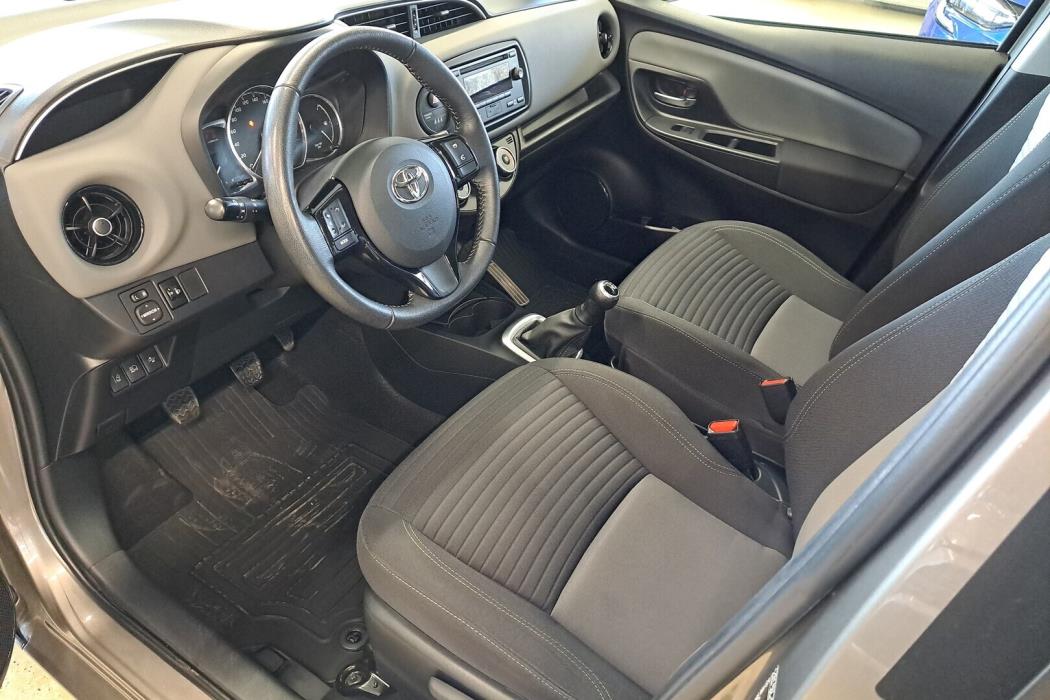 TOYOTA Yaris 2017
