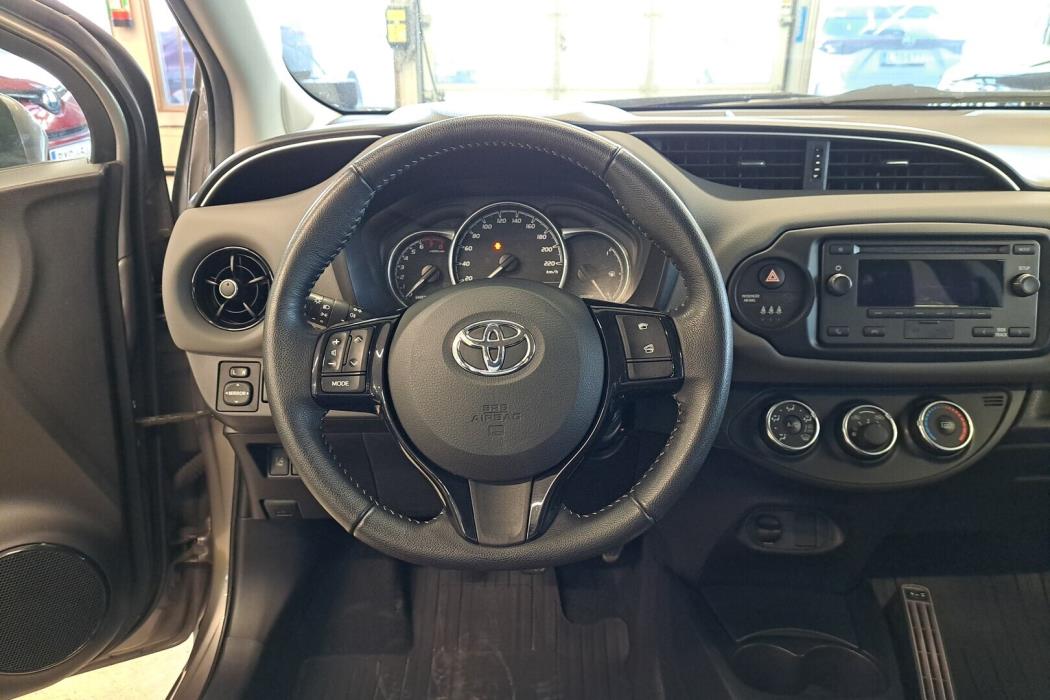 TOYOTA Yaris 2017
