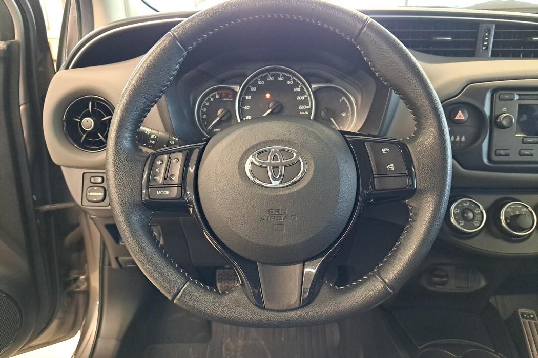 TOYOTA Yaris 2017