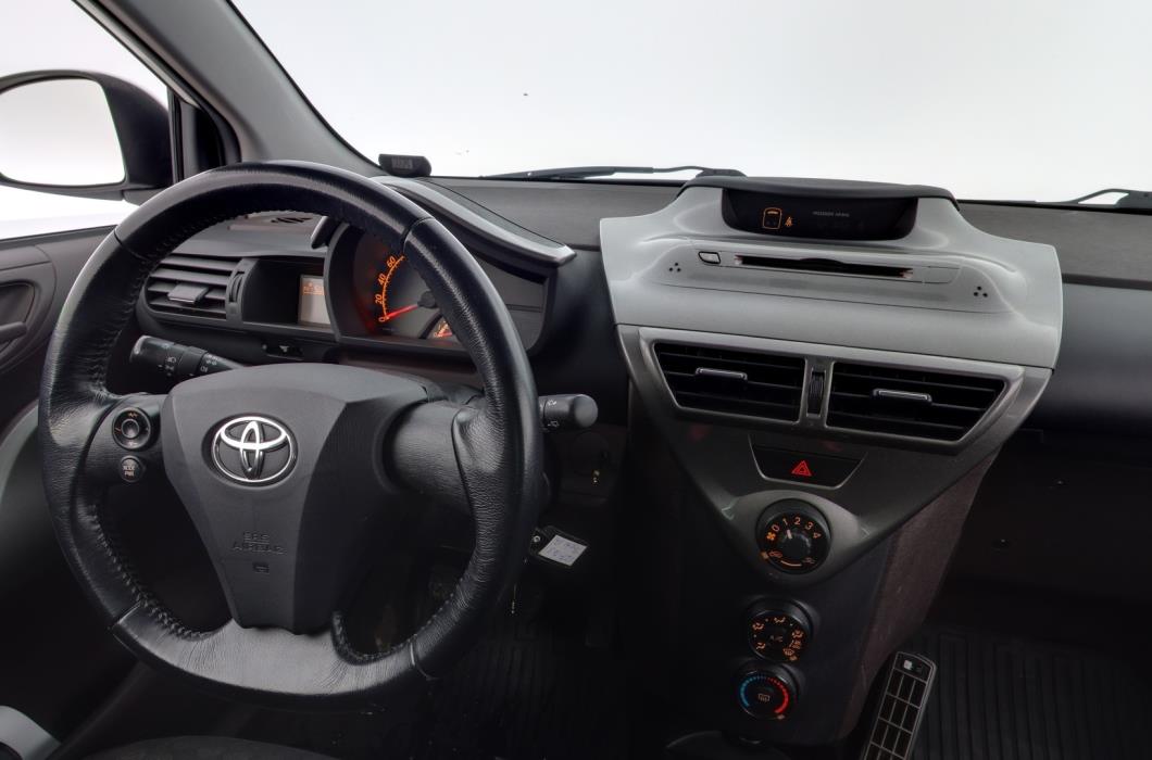 TOYOTA iQ 2010
