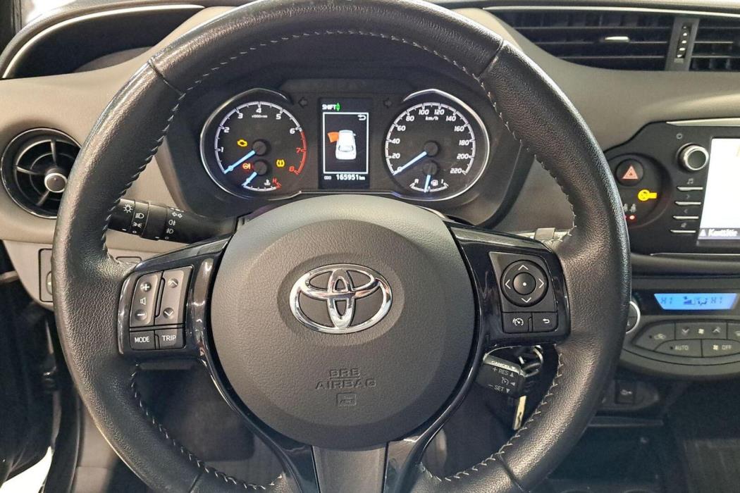 TOYOTA Yaris 2019