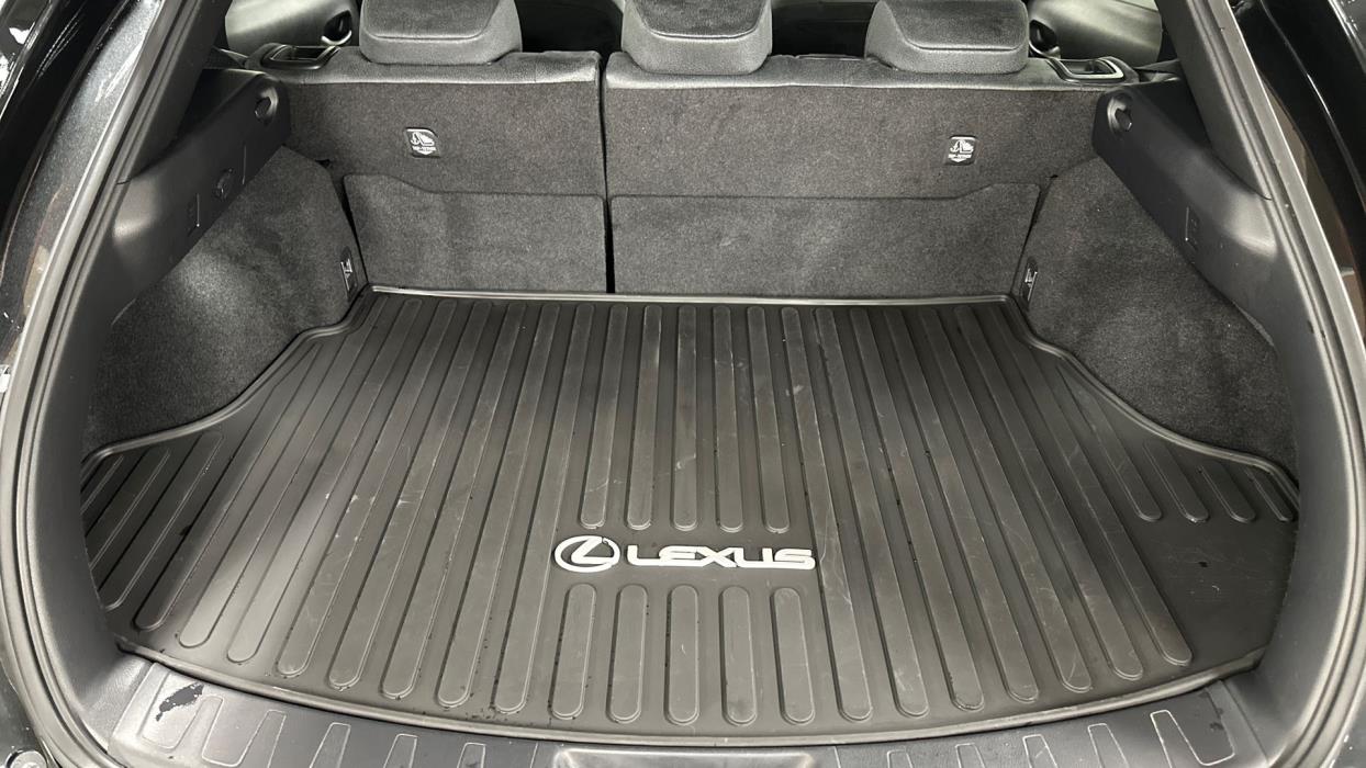 Lexus UX 2024