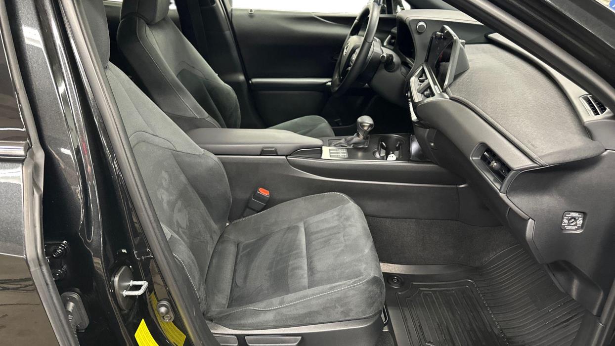 Lexus UX 2024