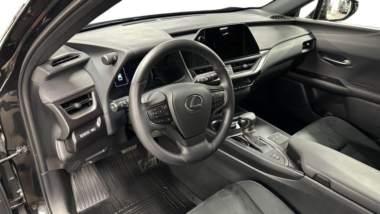 Lexus UX 2024