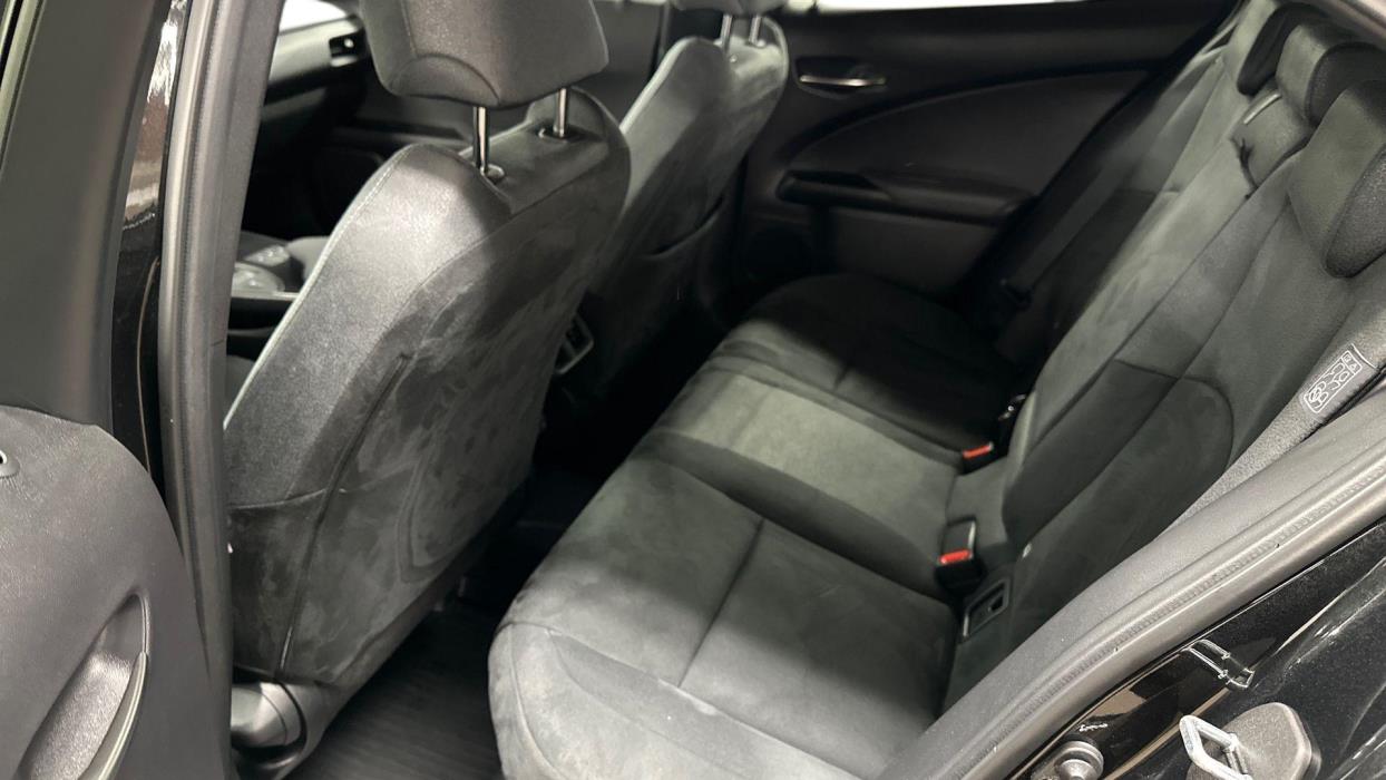 Lexus UX 2024