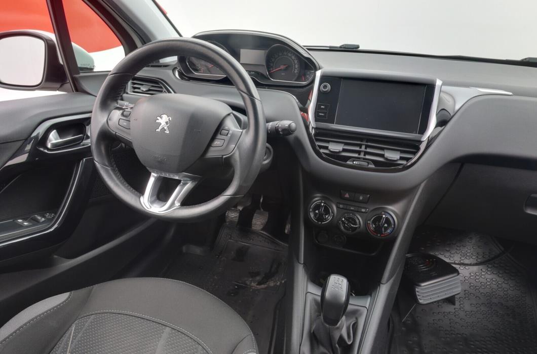 PEUGEOT 208 2015
