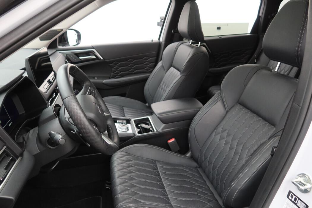 MITSUBISHI Outlander 2025