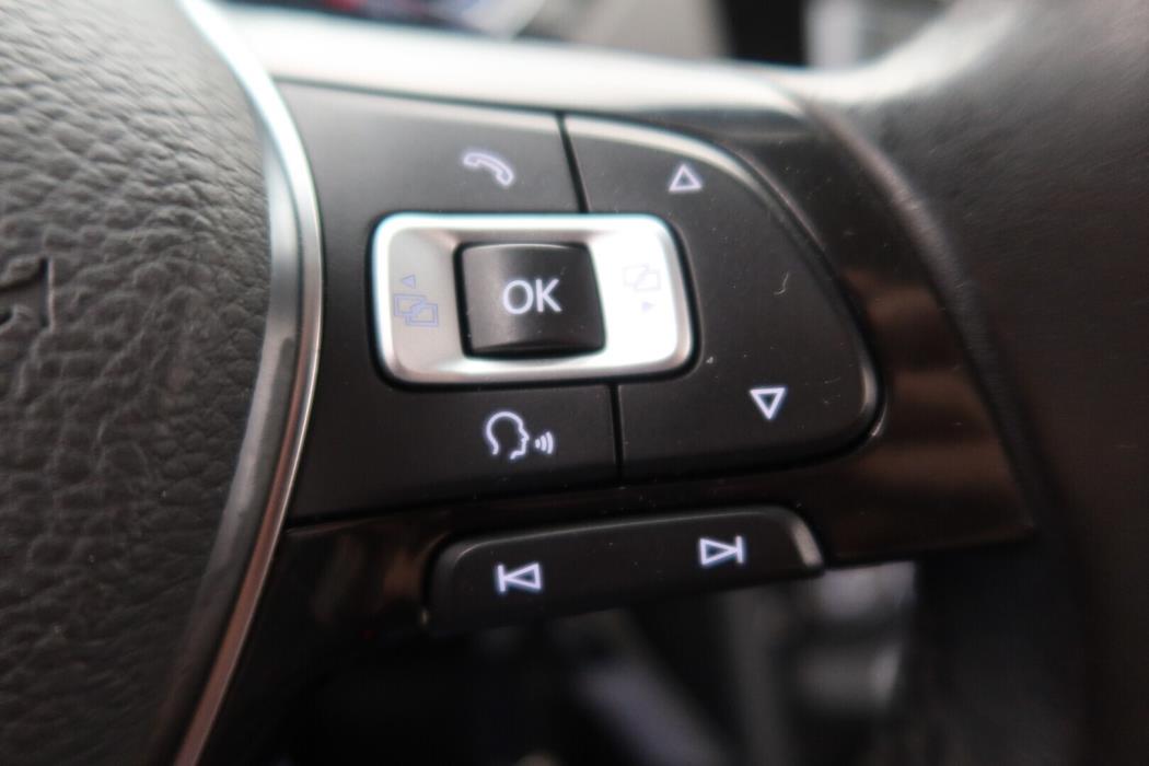 VOLKSWAGEN Touran 2016