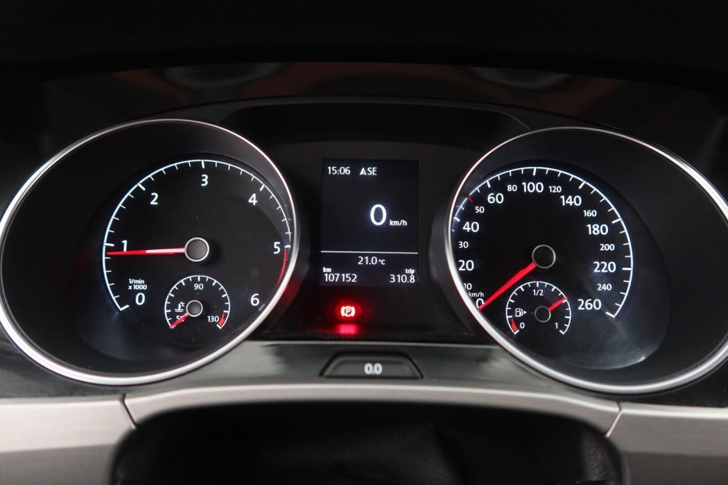 VOLKSWAGEN Touran 2016