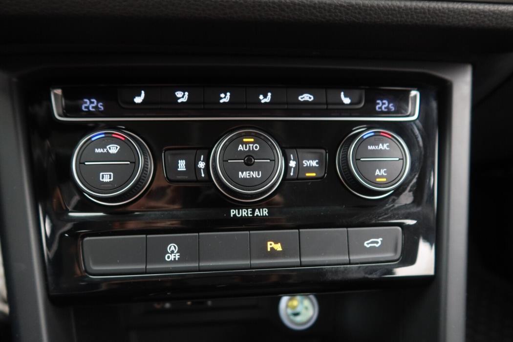 VOLKSWAGEN Touran 2016