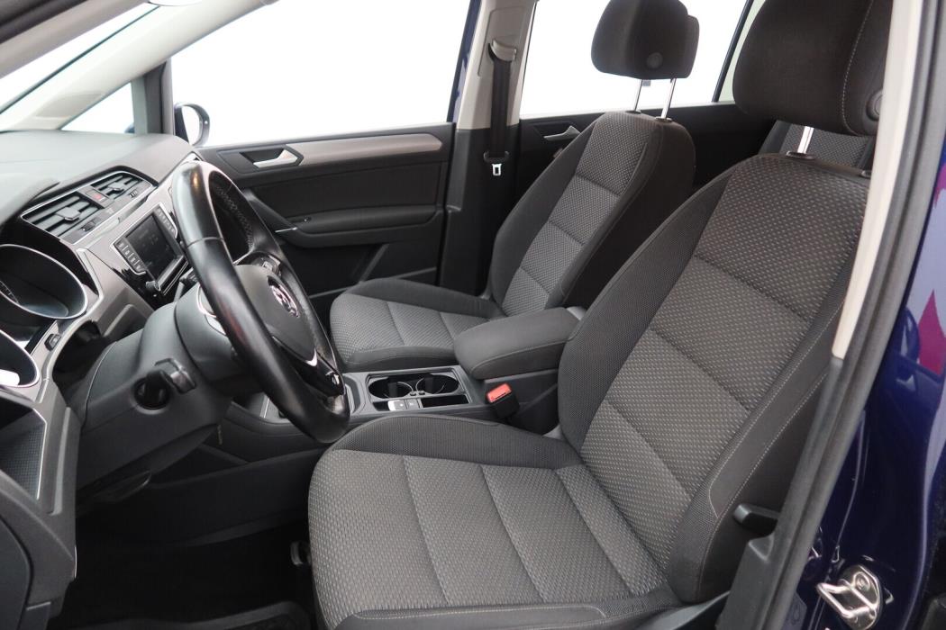 VOLKSWAGEN Touran 2016