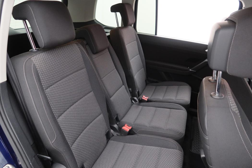 VOLKSWAGEN Touran 2016