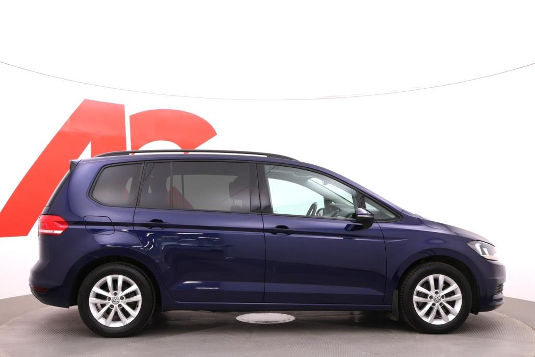 VOLKSWAGEN Touran 2016