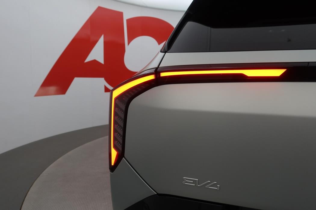 KIA EV4 2025