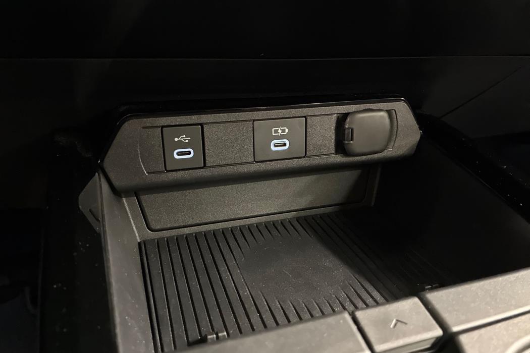 Toyota Prius Plug-in 2024