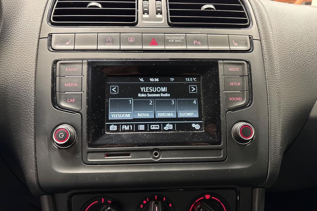 VOLKSWAGEN POLO 2016