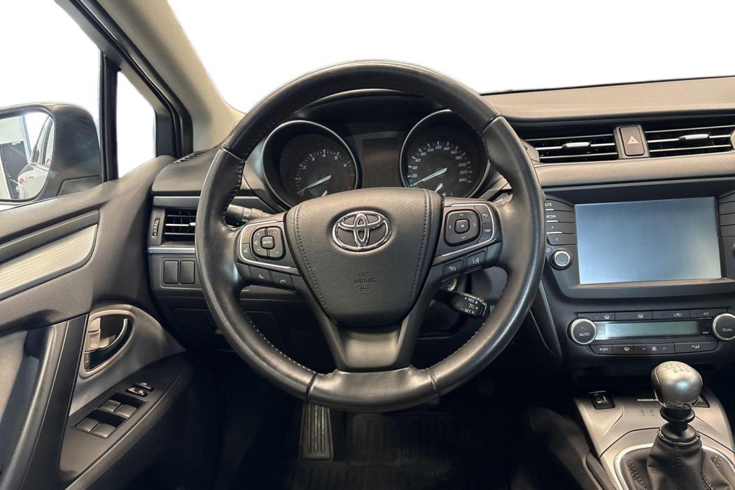 TOYOTA AVENSIS 2015
