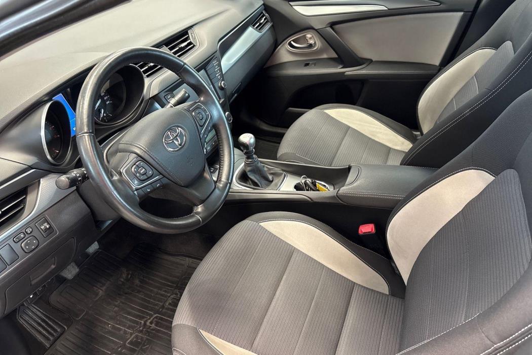 TOYOTA AVENSIS 2015
