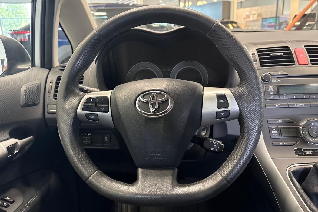 TOYOTA AURIS 2011