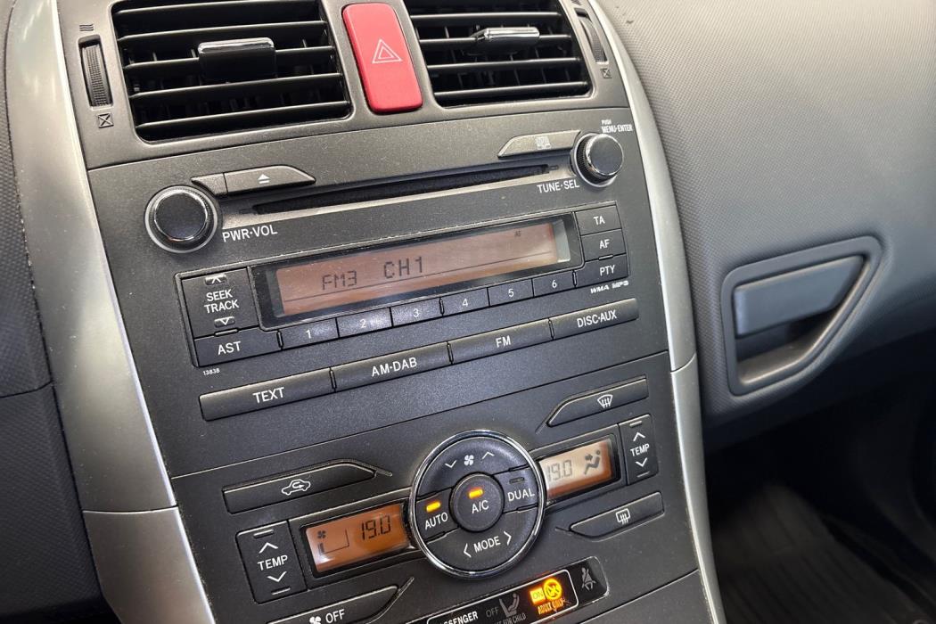 TOYOTA AURIS 2011