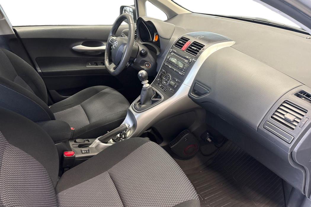 TOYOTA AURIS 2011