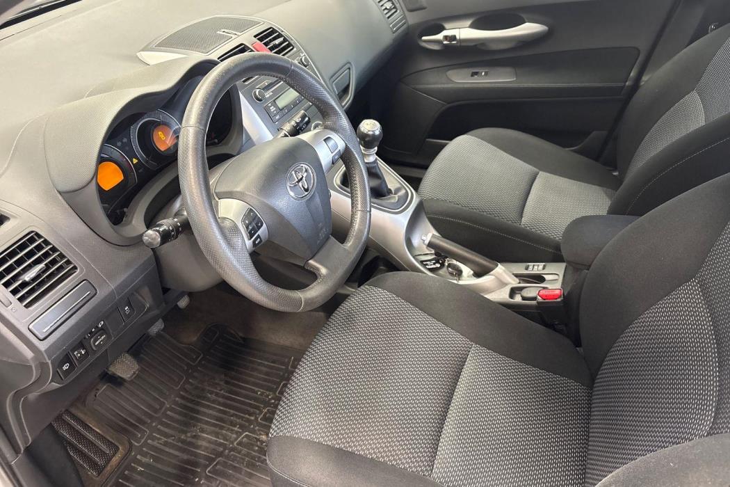 TOYOTA AURIS 2011