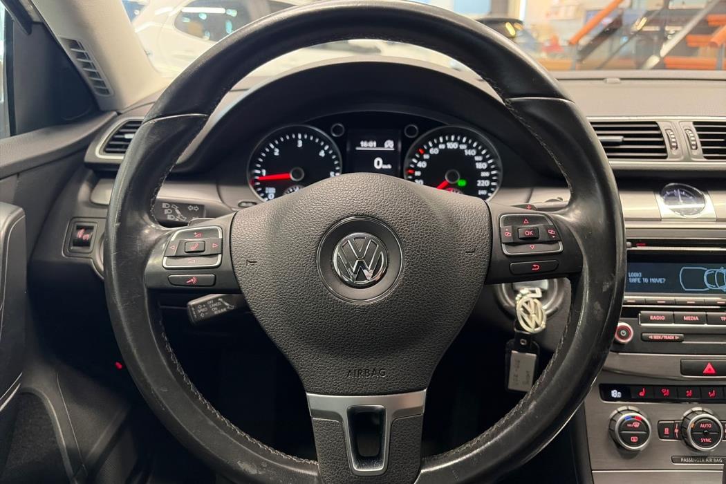 VOLKSWAGEN PASSAT 2012