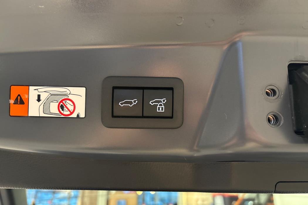 Toyota Prius Plug-in 2024