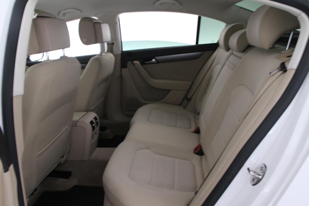 VOLKSWAGEN Passat 2012
